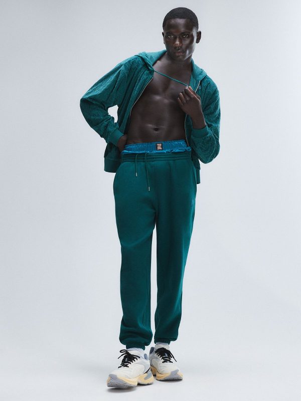 ESSENTIAL-FLEECE-CLASSIC-SWEATPANT-PS2458982-6909-1-1200x1600-1.jpg