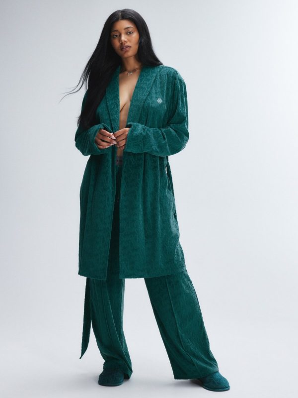 SIGNATURE-SCRIPT-VELOUR-ROBE-NT2500501-6909-1-1200x1600-1.jpg