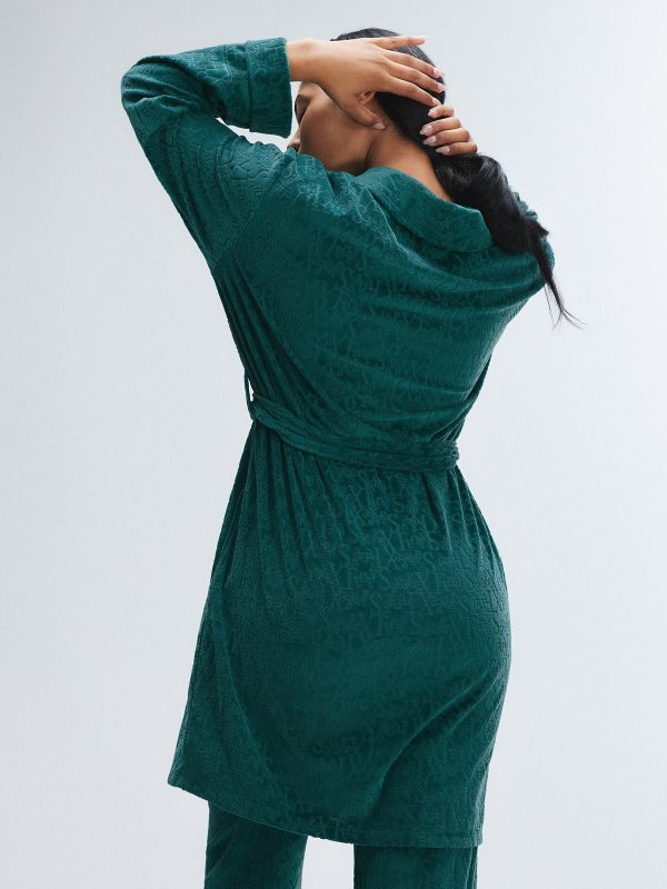 SIGNATURE-SCRIPT-VELOUR-ROBE-NT2500501-6909-2-1200x1600-1.jpg
