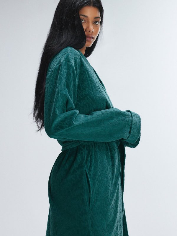 SIGNATURE-SCRIPT-VELOUR-ROBE-NT2500501-6909-3-1200x1600-1.jpg