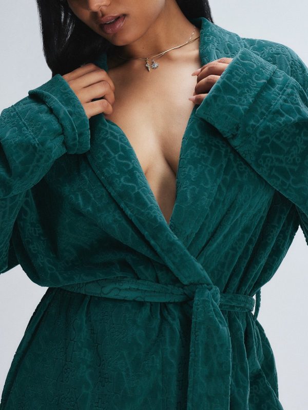 SIGNATURE-SCRIPT-VELOUR-ROBE-NT2500501-6909-4-1200x1600-1.jpg
