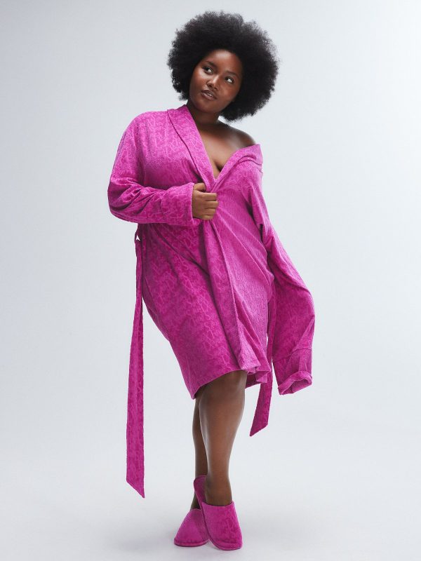 SIGNATURE-SCRIPT-VELOUR-ROBE-NT2500501-7197-1-1200x1600-1.jpg