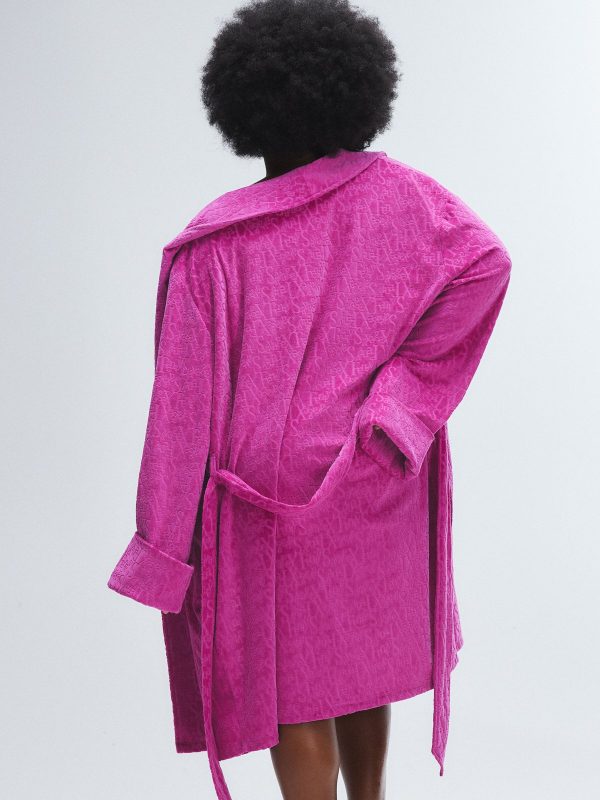 SIGNATURE-SCRIPT-VELOUR-ROBE-NT2500501-7197-2-1200x1600-1.jpg