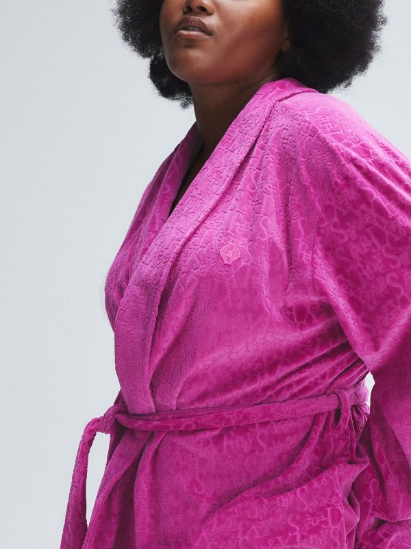 SIGNATURE-SCRIPT-VELOUR-ROBE-NT2500501-7197-3-1200x1600-1.jpg