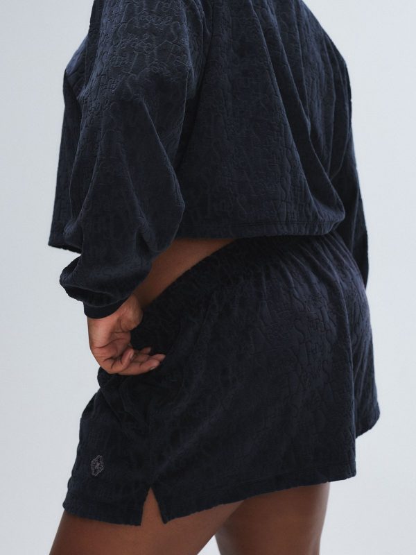 SIGNATURE-SCRIPT-VELOUR-TAP-SHORT-NB2500502-1533-1-1200x1600-1.jpg